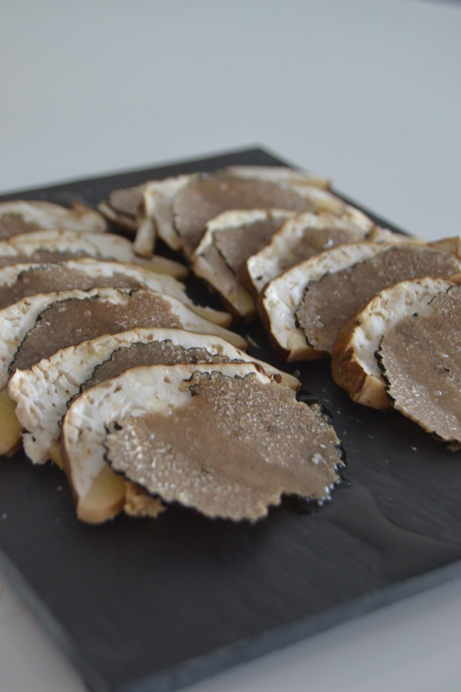 CARPACCIO AUX CÈPES ET À LA TRUFFE D'ÉTÉ