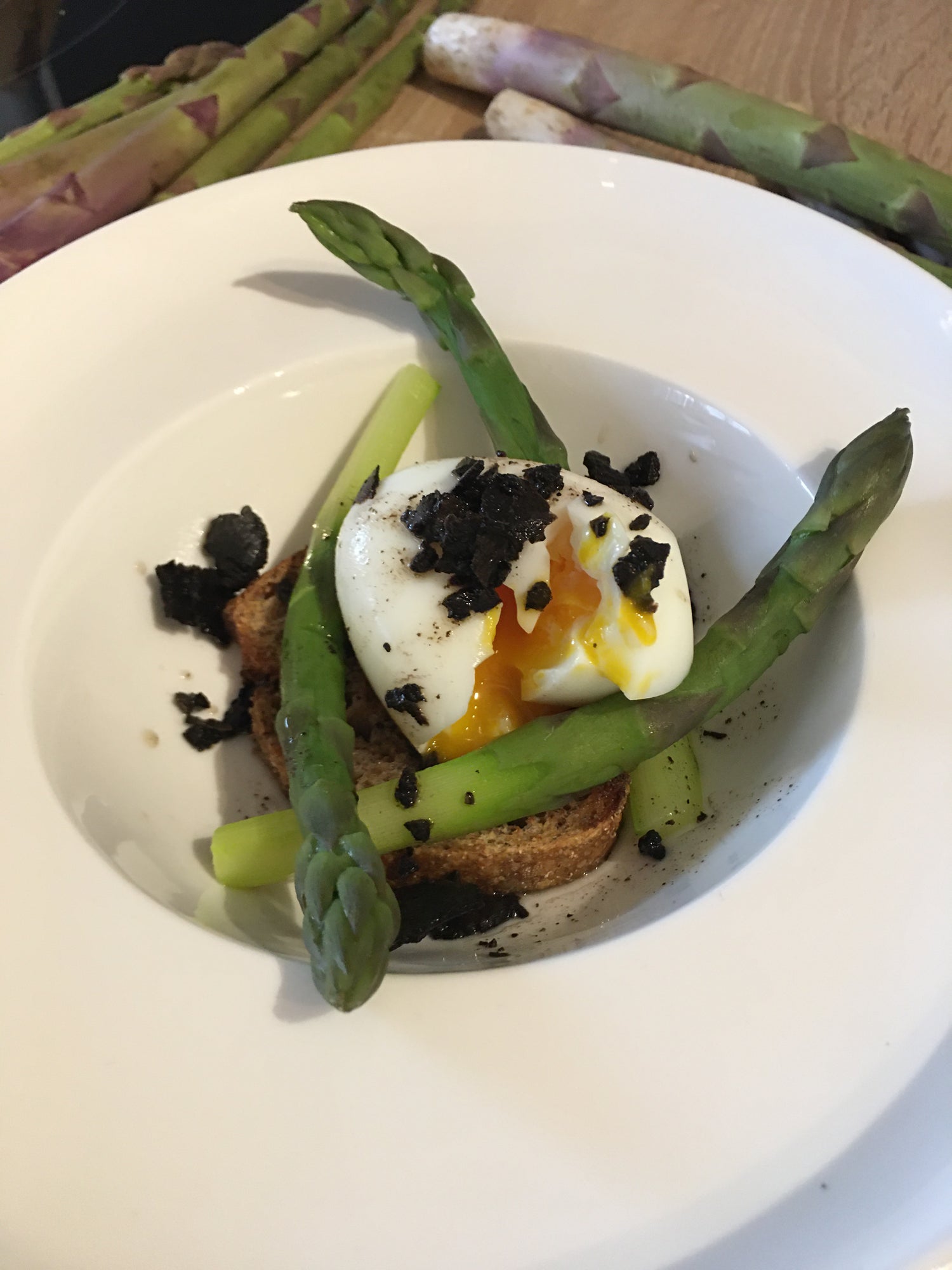 ŒUF MOLLET, ASPERGES ET TRUFFES NOIRES